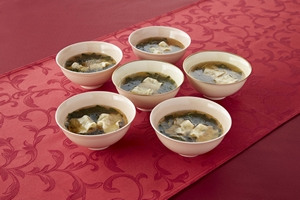 モロヘイヤと餃子の酸辣湯スープ