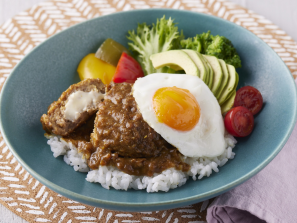 チーズｉｎバーグカレーのロコモコ風